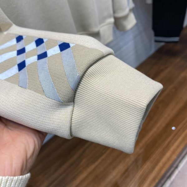 BURBERRY BU25SS early spring new beige terry cotton round neck sweater, men's and women's same paragraph patchwork leather print pocket appliqué casual pullover sweater shirt! OOTD fashionable wear, super temperament of versatile items! - Image 3