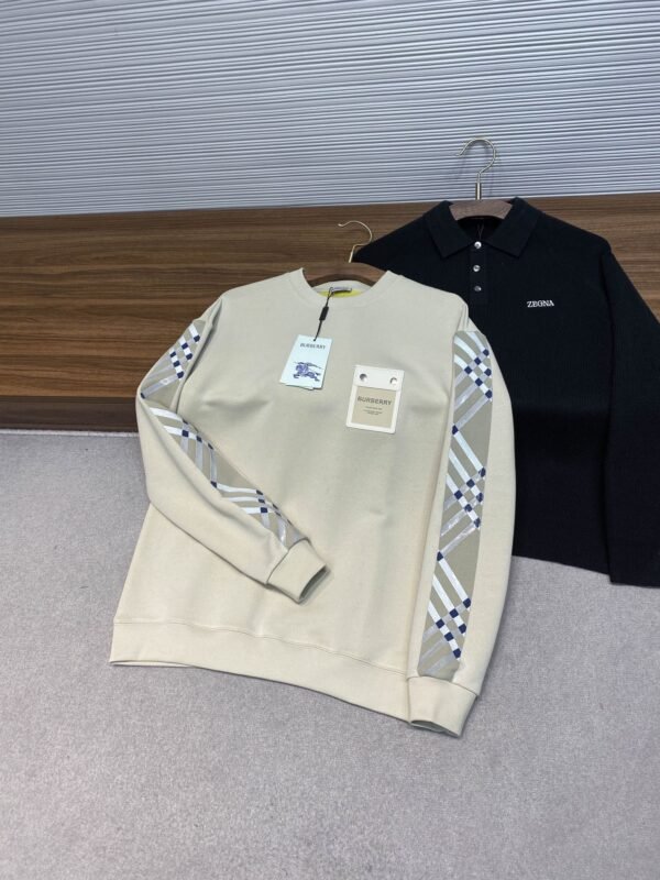 BURBERRY BU25SS early spring new beige terry cotton round neck sweater, men's and women's same paragraph patchwork leather print pocket appliqué casual pullover sweater shirt! OOTD fashionable wear, super temperament of versatile items! - Image 5