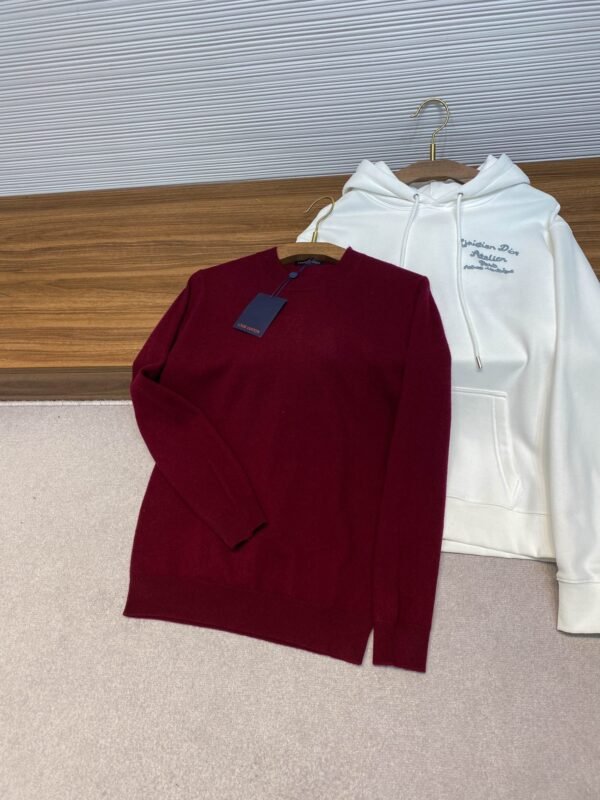 LV 1V25SS early spring new red wool knit crew neck sweater, men's and women's three-dimensional embossed logo casual pullover sweater knitwear - Image 6