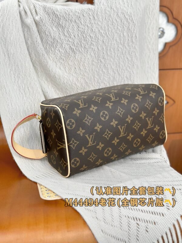 LV Dopp Grooming Bag - Image 13