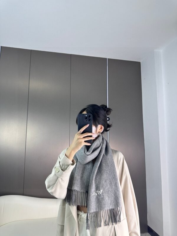 Louis Vuitton Scarf/Gray - Image 3