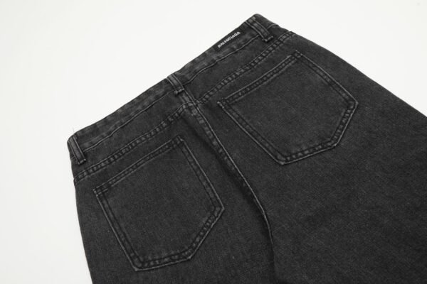 Balenciaga's new loose-fitting jeans - Image 7